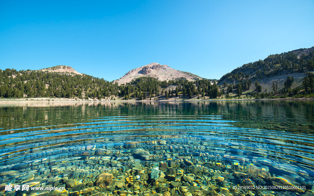 清澈湖水与远山美景
