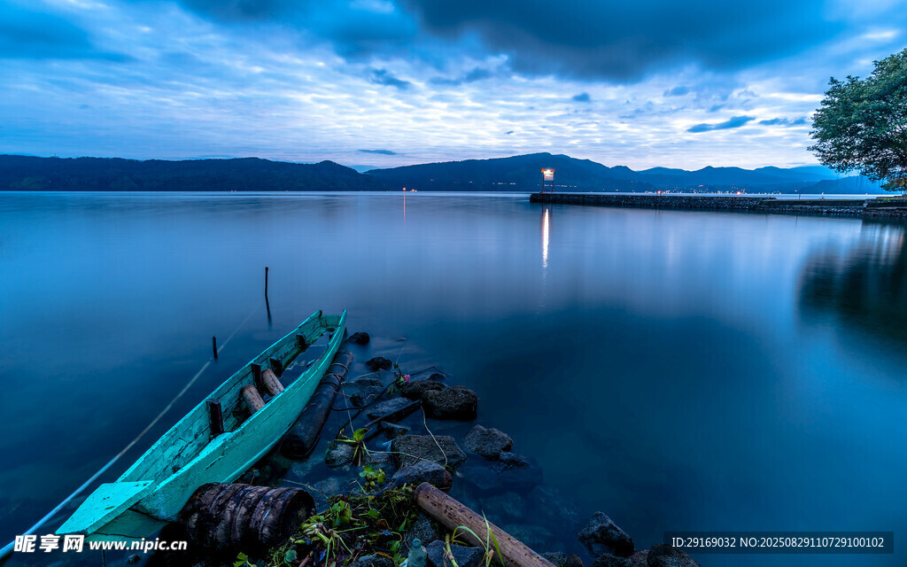 宁静湖畔的孤舟美景