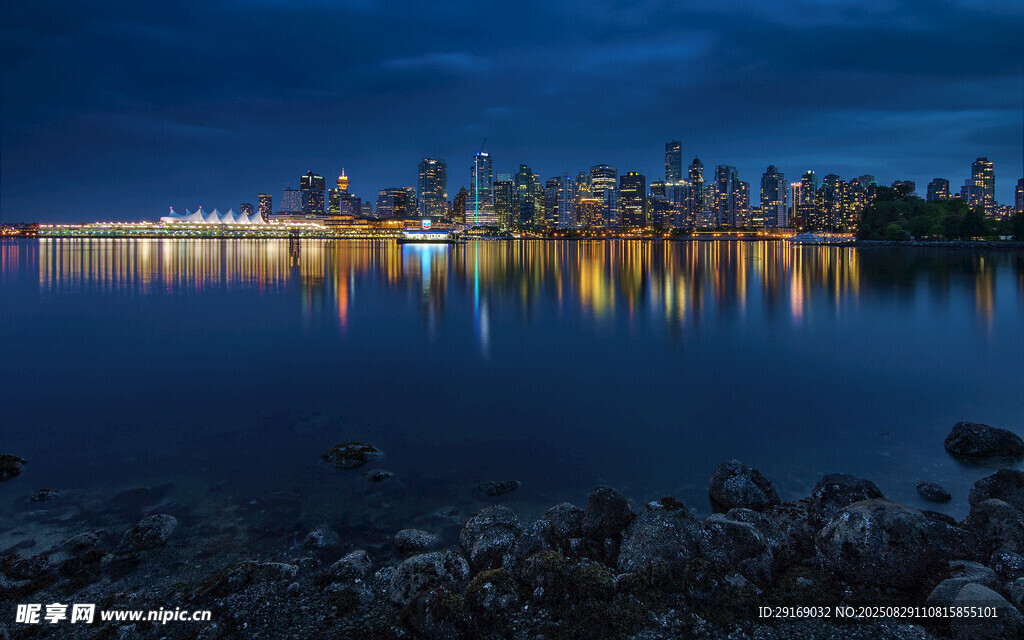 夜幕下的城市滨水美丽景致