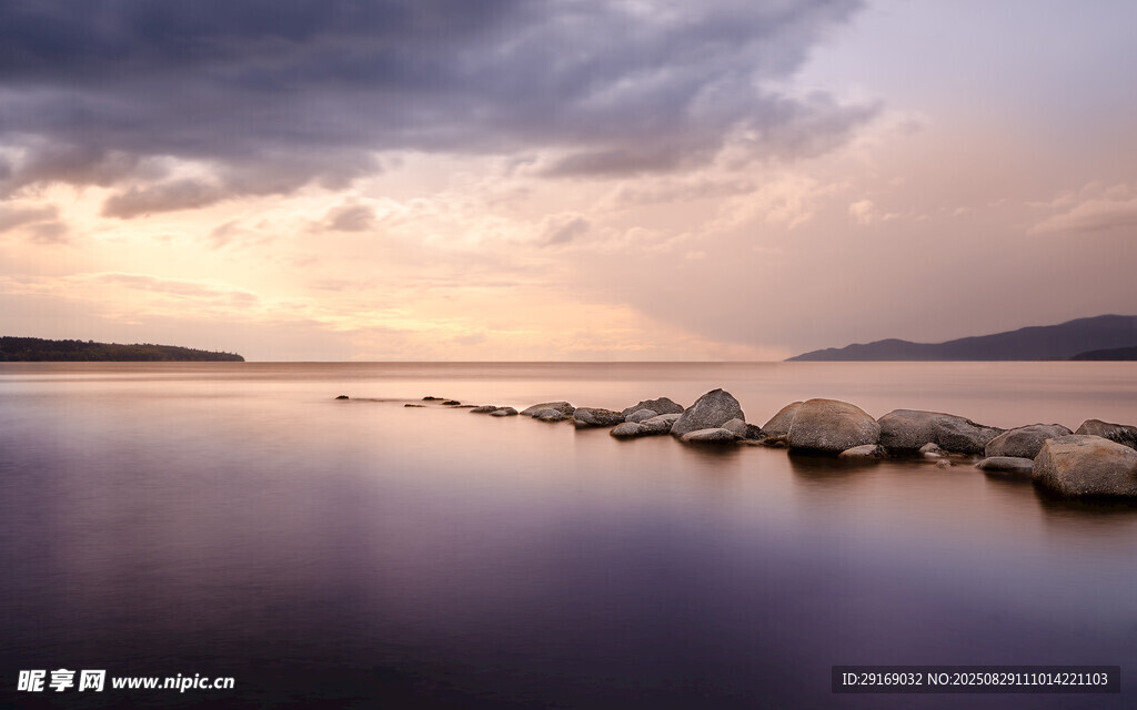 湖畔黄昏美景