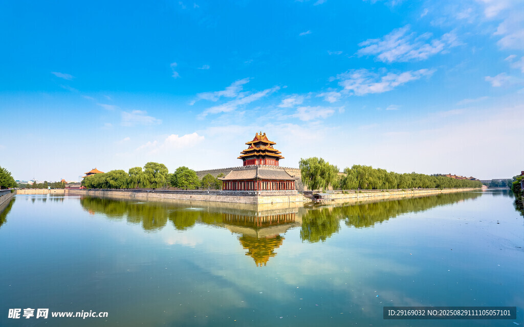 湖畔古建倒影 美景如画