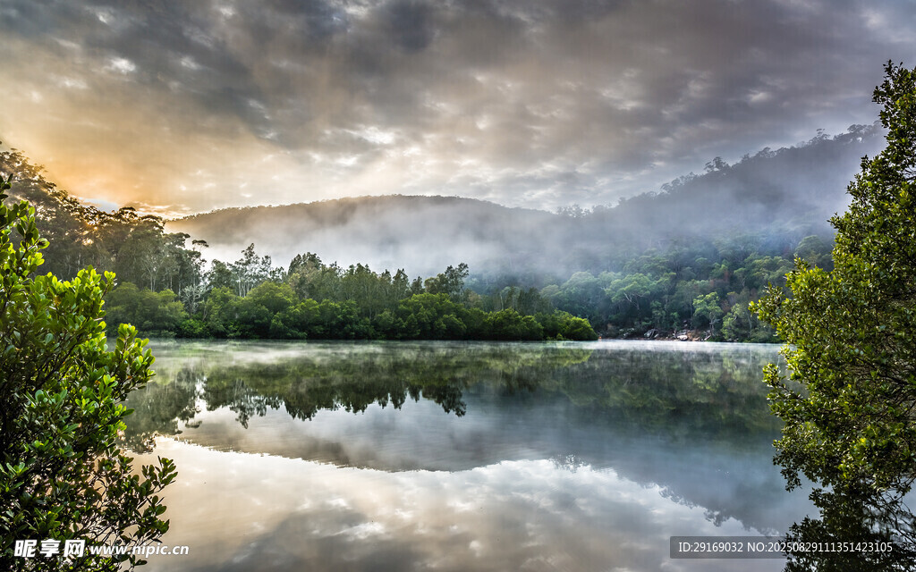 湖畔晨景 云雾缭绕山林