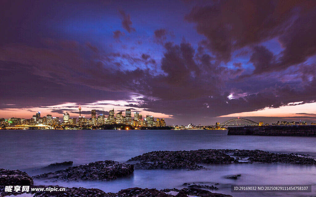 夜幕下的海滨城市美景