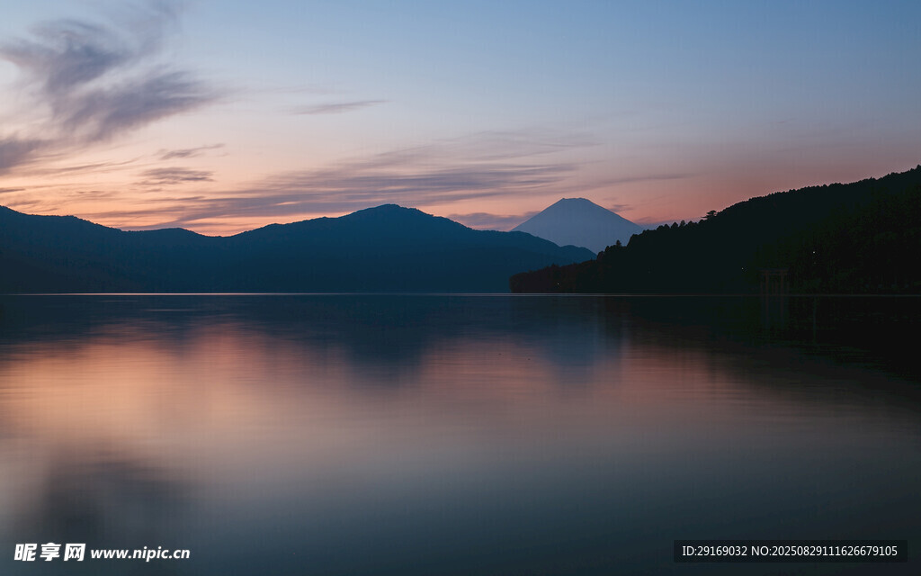 湖畔黄昏美景