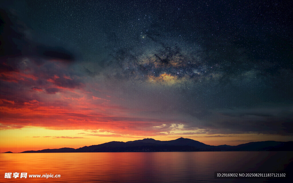 日落时分的湖山星空美景