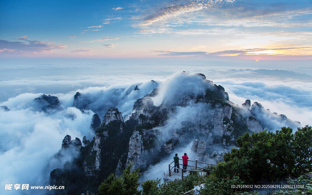 云海之巅的壮美山景