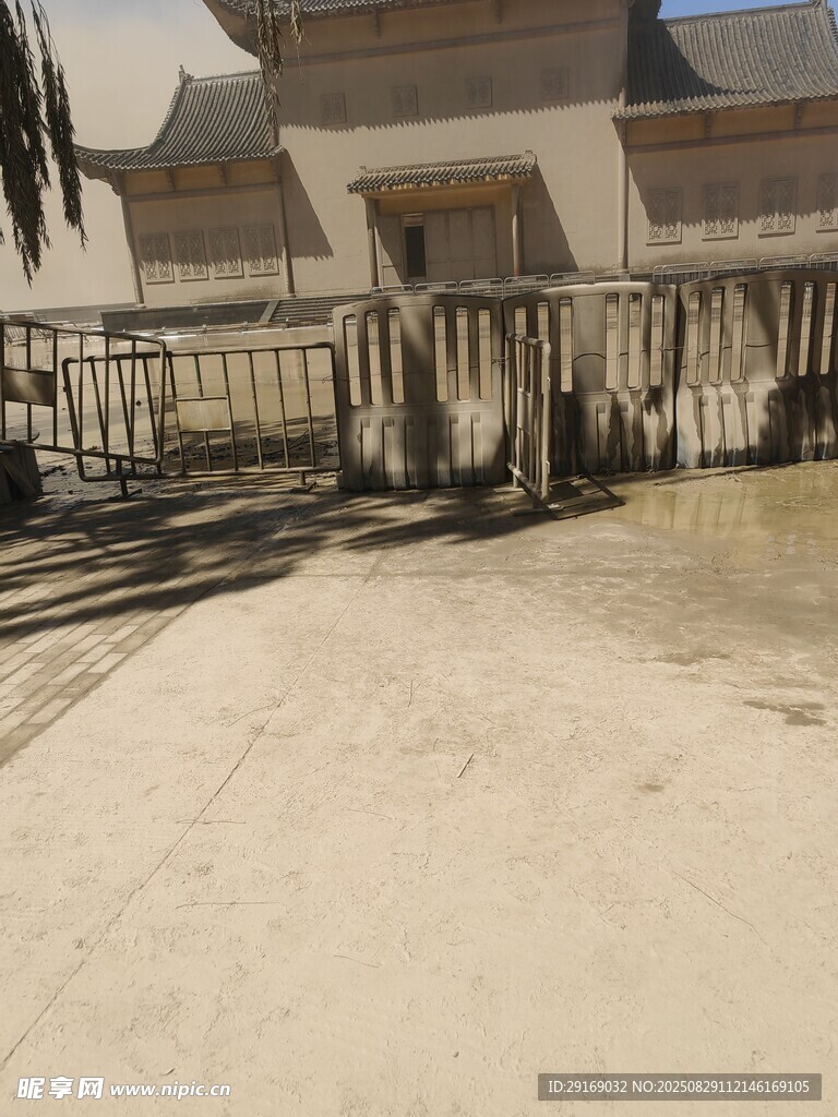 古老建筑前的空旷场地