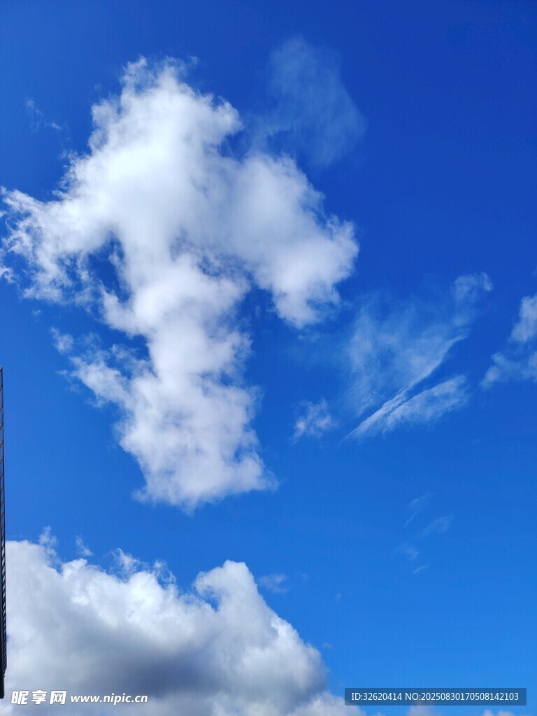 蓝天飘白云