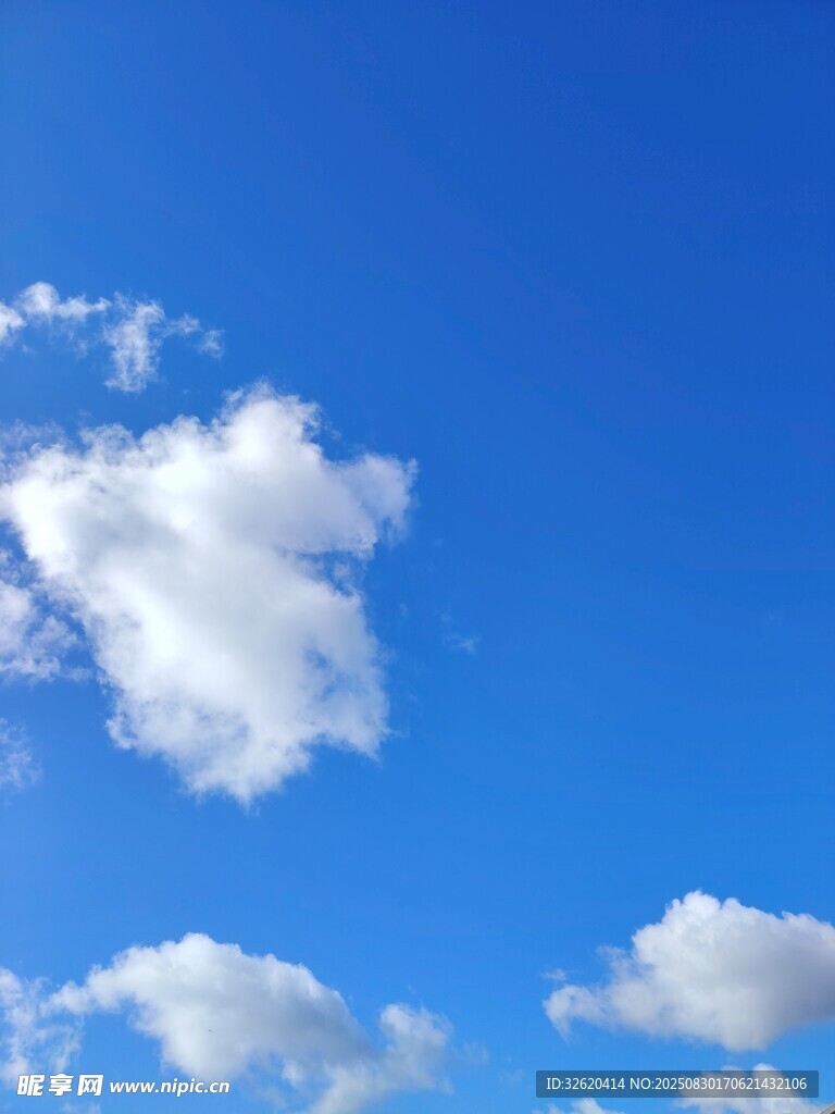晴朗蓝天中的蓬松白云