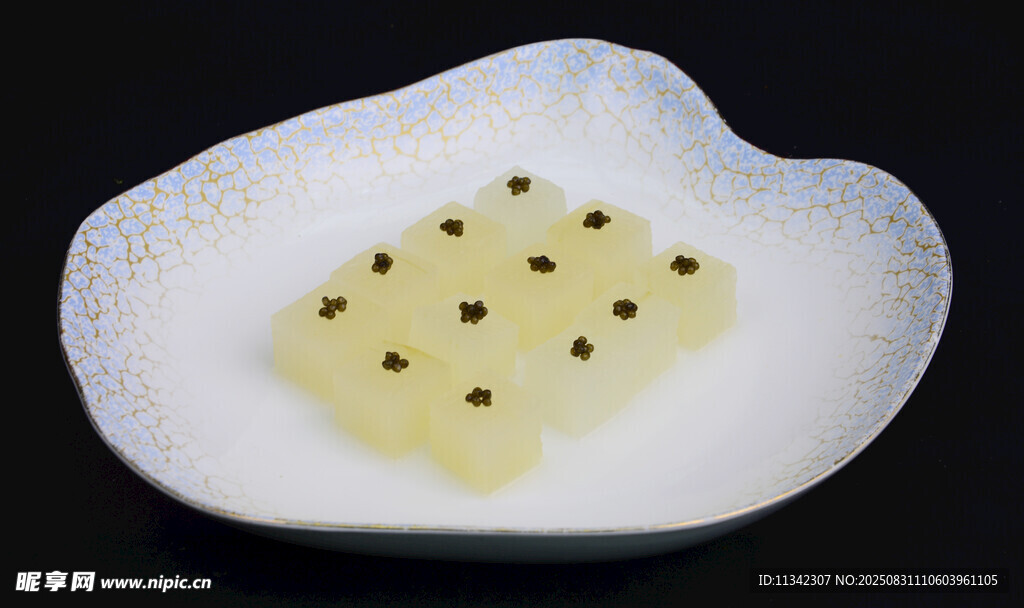 精致摆盘的黄色点心