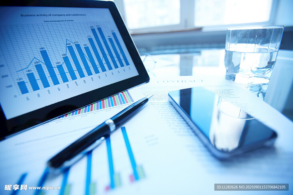 办公桌上的数据分析设备