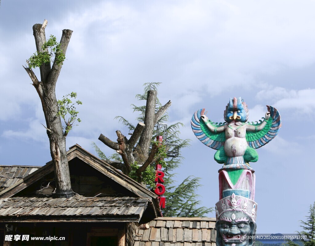 传统木屋旁的特色图腾柱