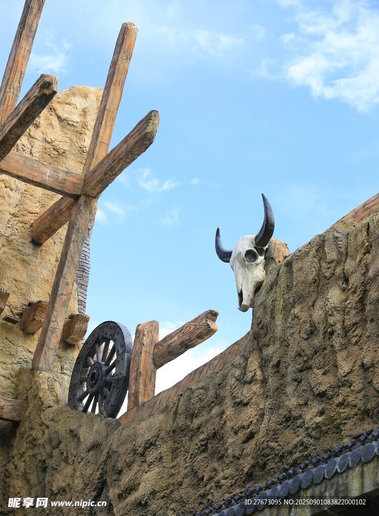 石墙旁探头的带角动物