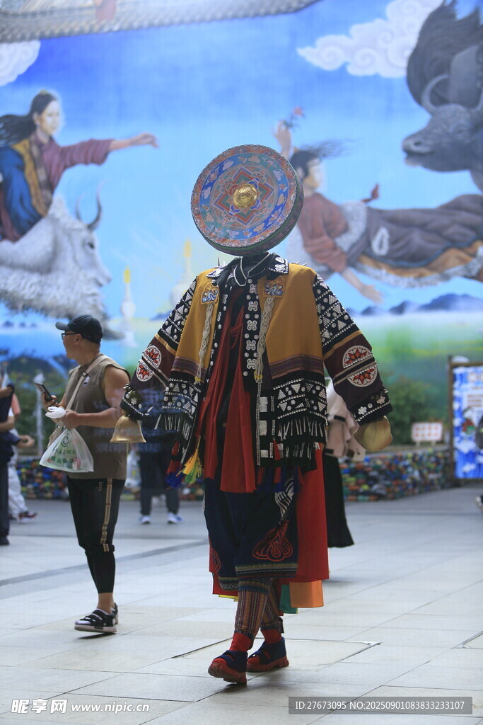 身着民族服饰的表演者