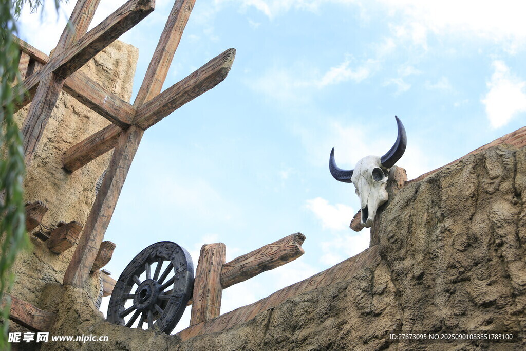 古老木架上的牛头装饰