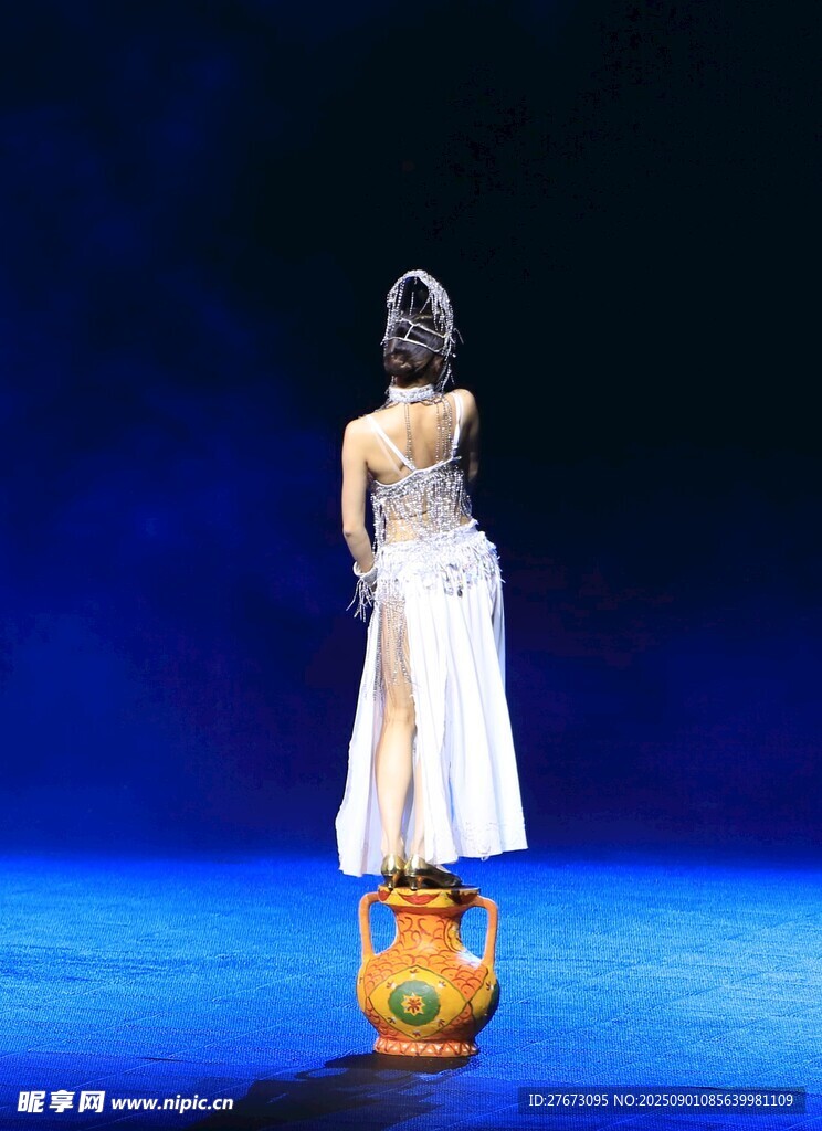 女子独舞于舞台上