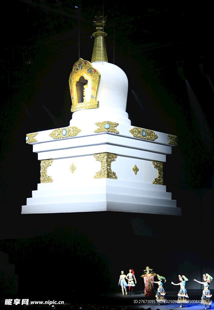 夜晚中的白塔景观