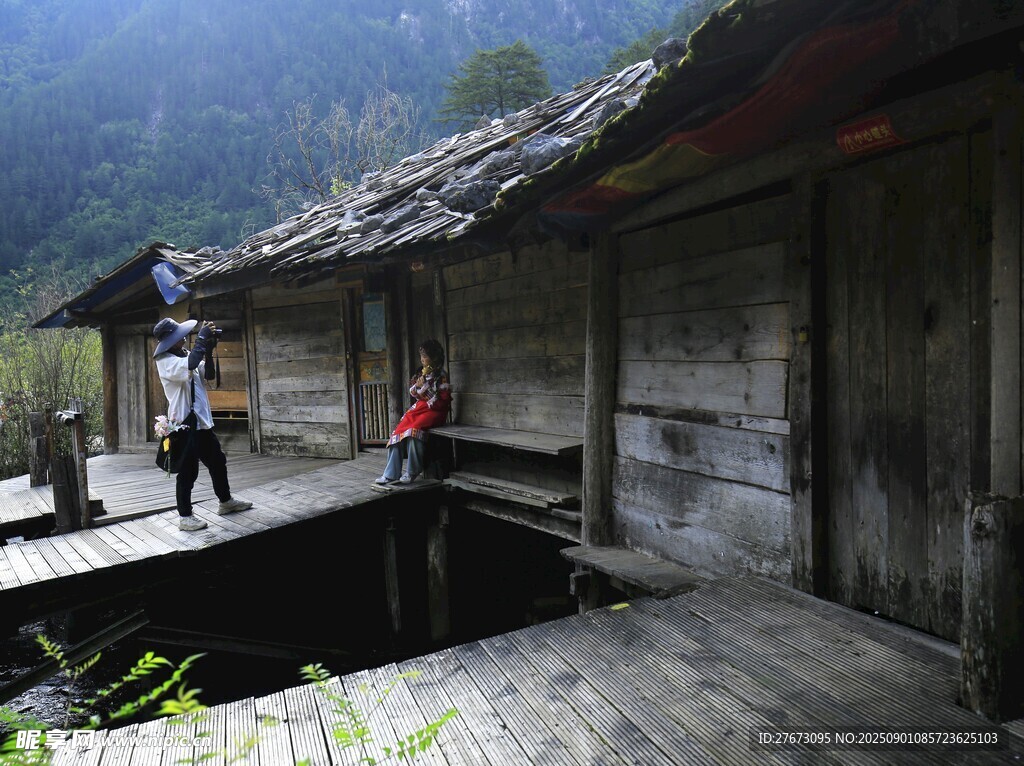 山间木屋前的悠闲场景