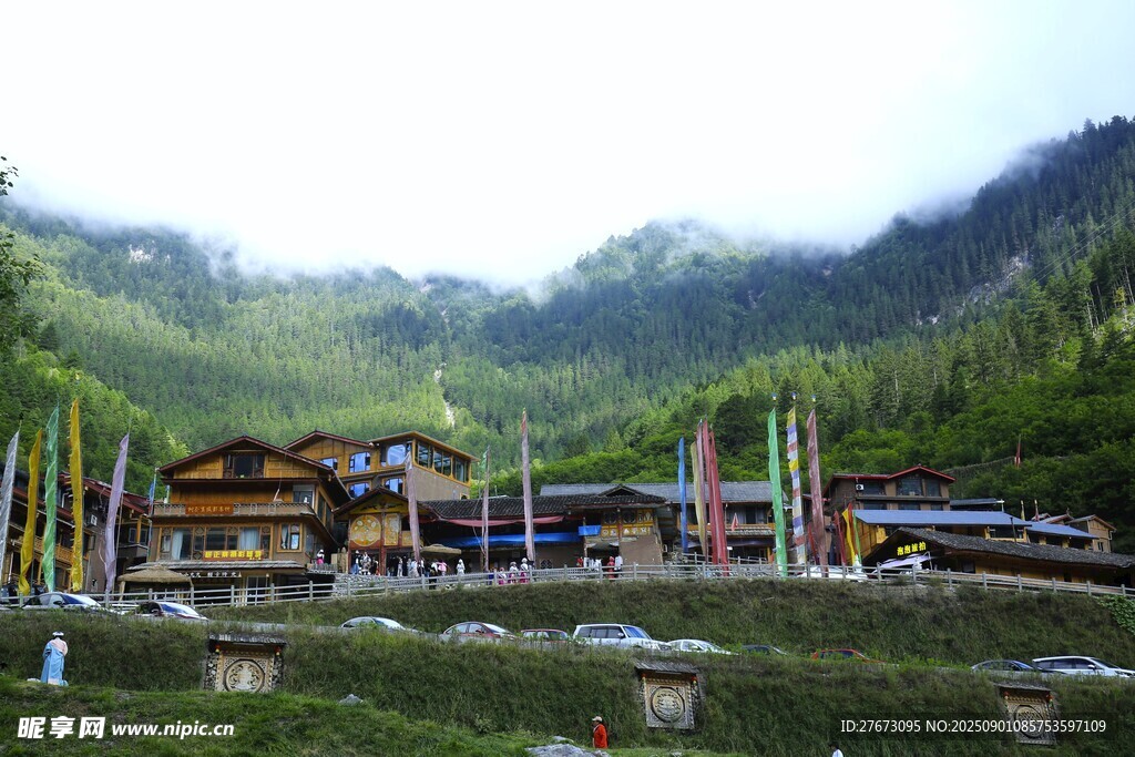 山间藏式村落景观