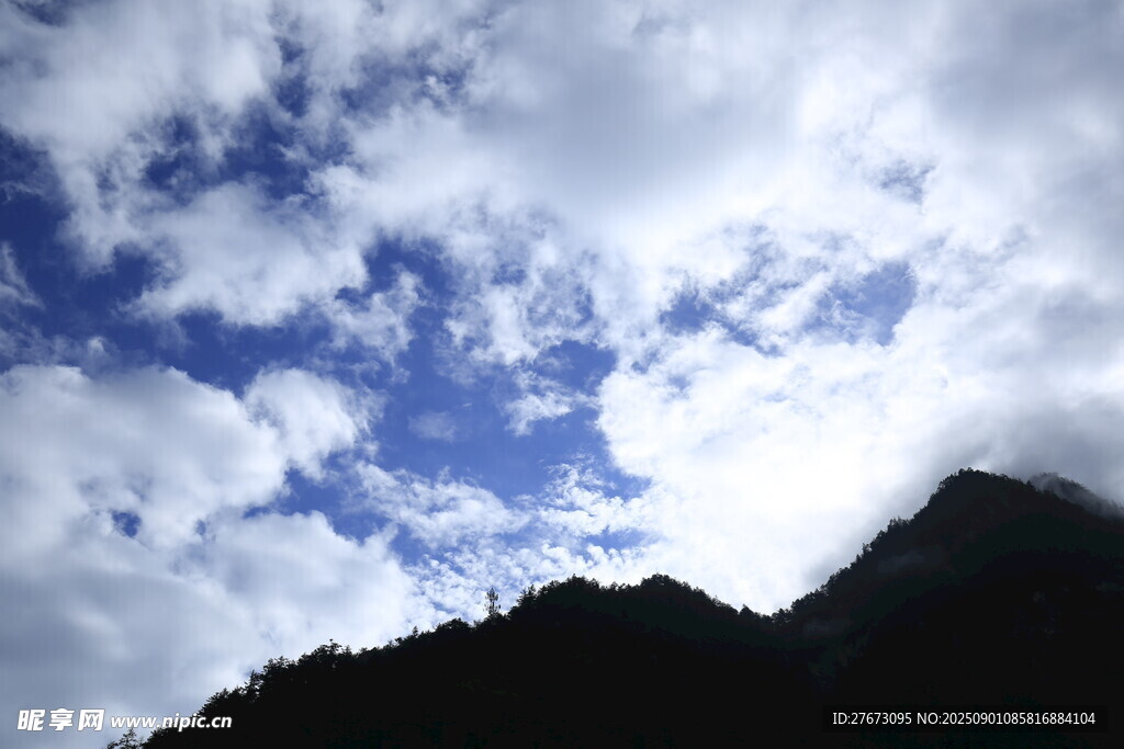 山峦之上的蓝天白云