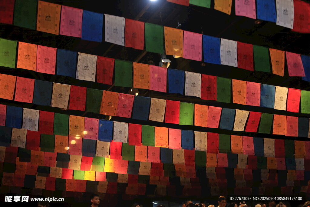 五彩经幡悬挂场景