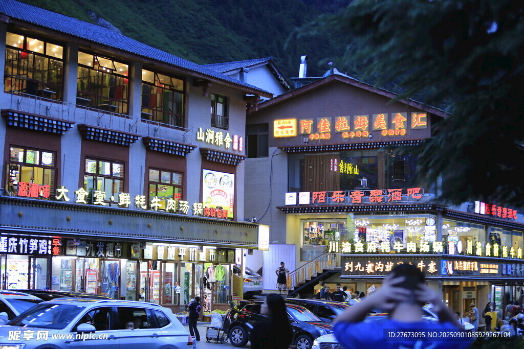 小镇夜景  灯火璀璨的街道