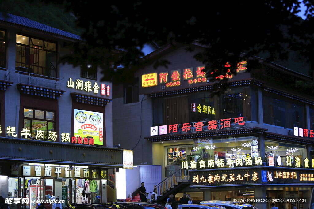 城市夜晚热闹的商业街景