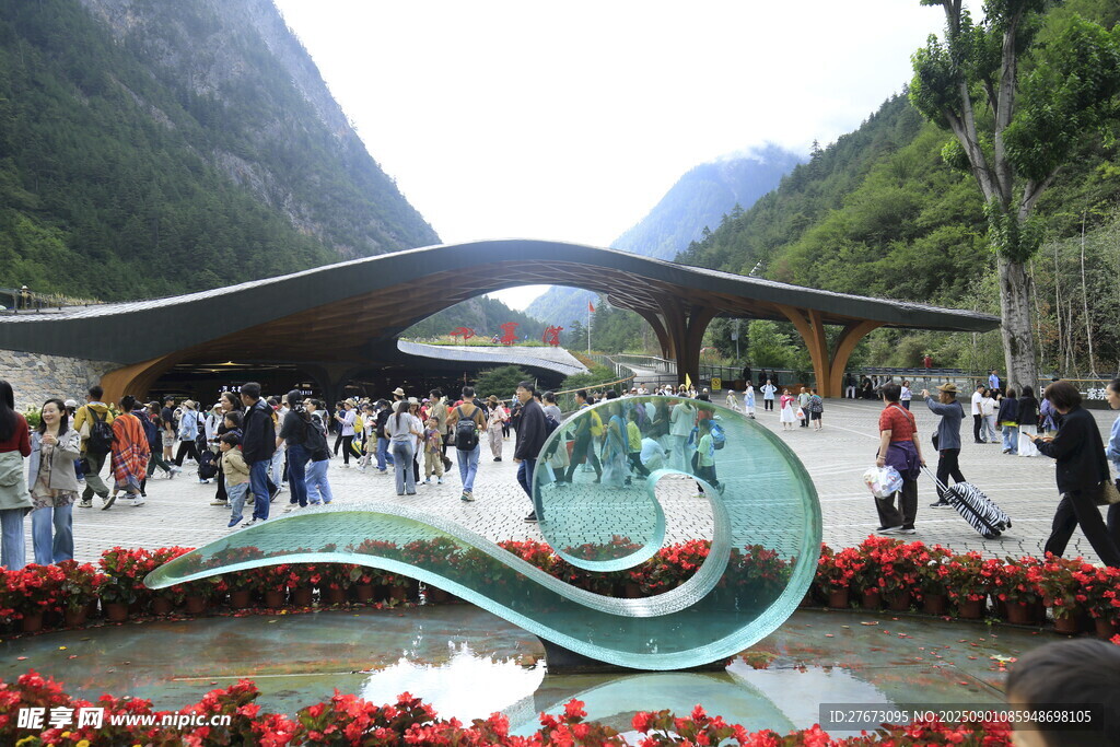 九寨沟景区入口处的特色艺术雕塑