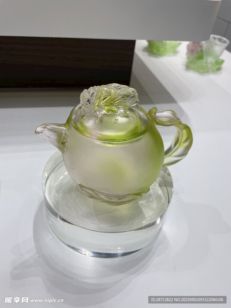 晶莹剔透琉璃茶壶