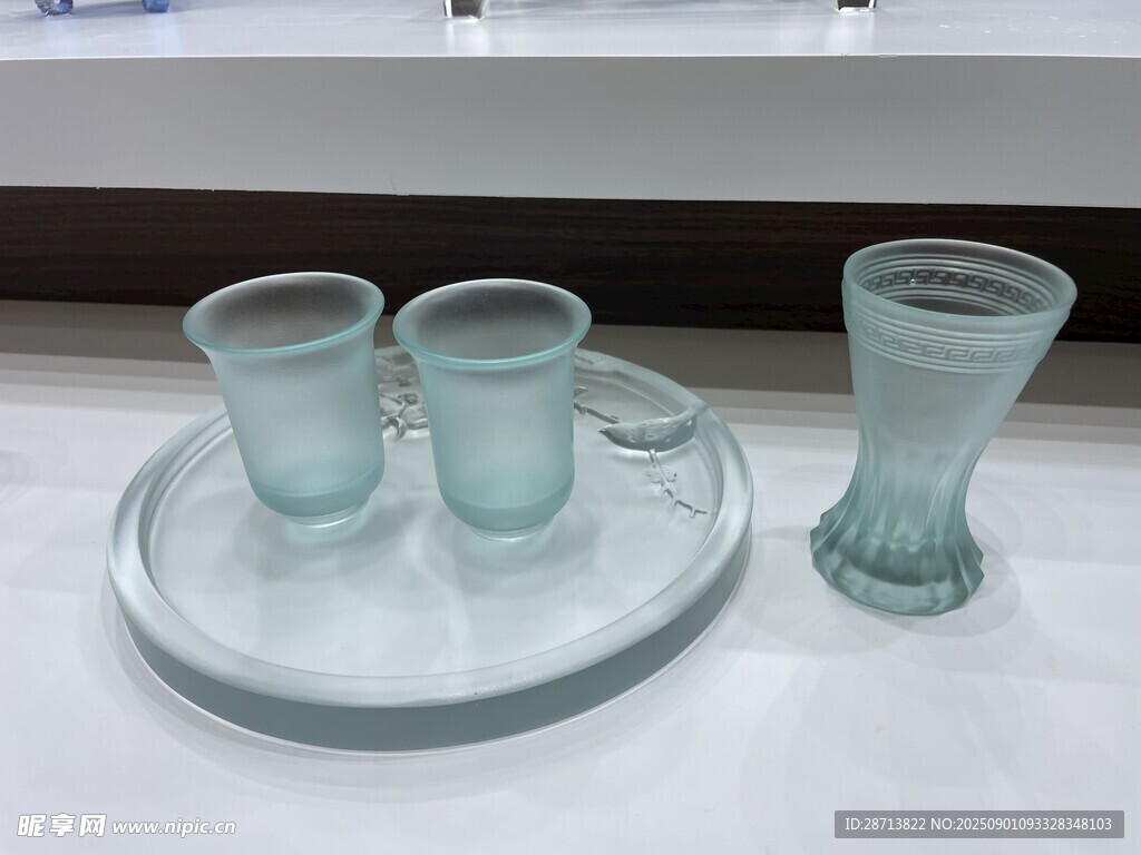 灰蓝磨砂透明玻璃酒杯与托盘组合