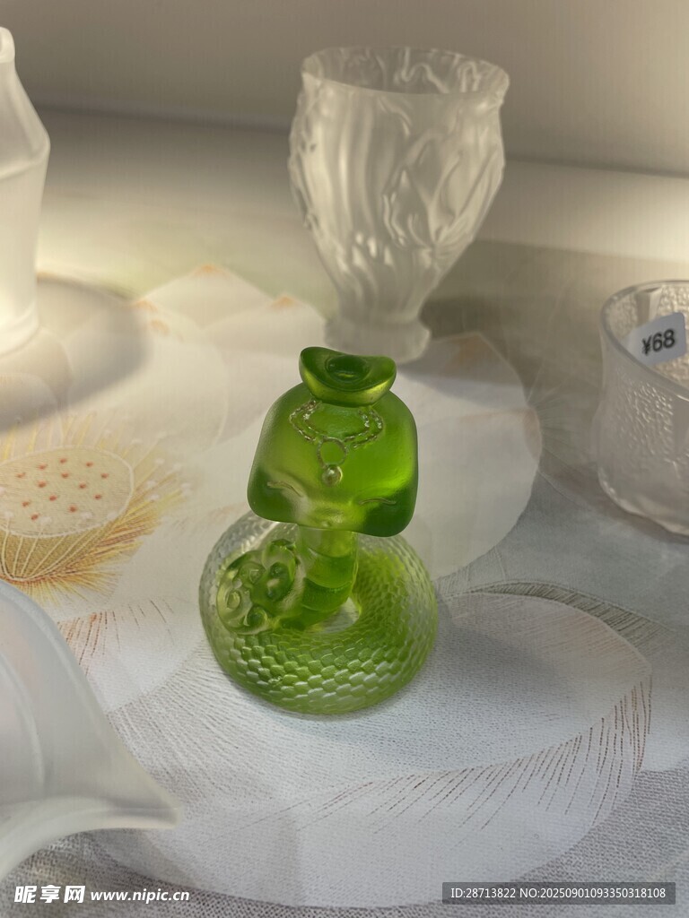 复古绿玻璃器皿静物展示