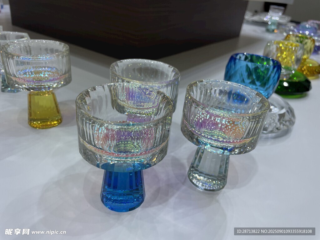 多彩玻璃酒杯