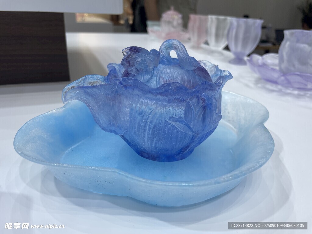 蓝色琉璃花朵茶壶摆件