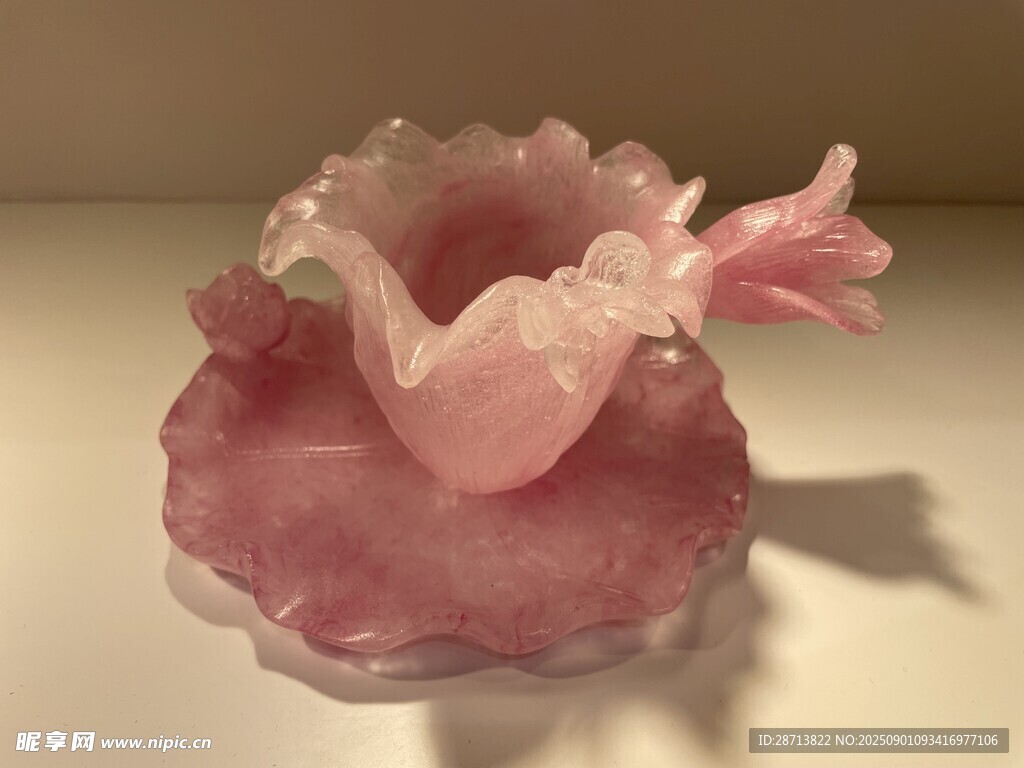 粉色雕花琉璃工艺品