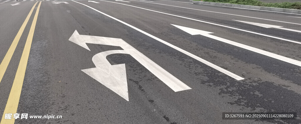 道路左转箭头交通标识