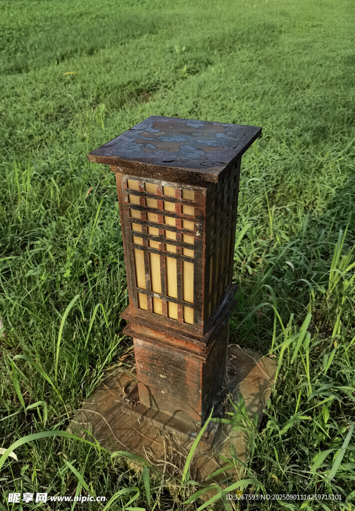 户外草地中的复古风灯柱