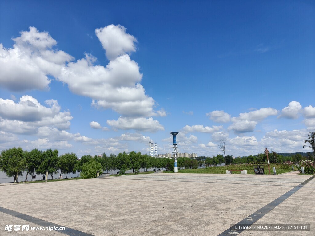 开阔广场蓝天白云美景