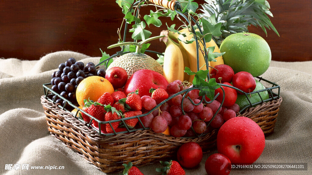 装满多彩水果的编织篮