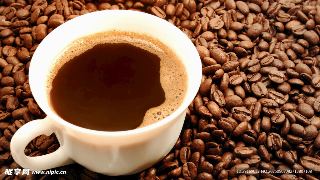 一杯香浓咖啡与咖啡豆