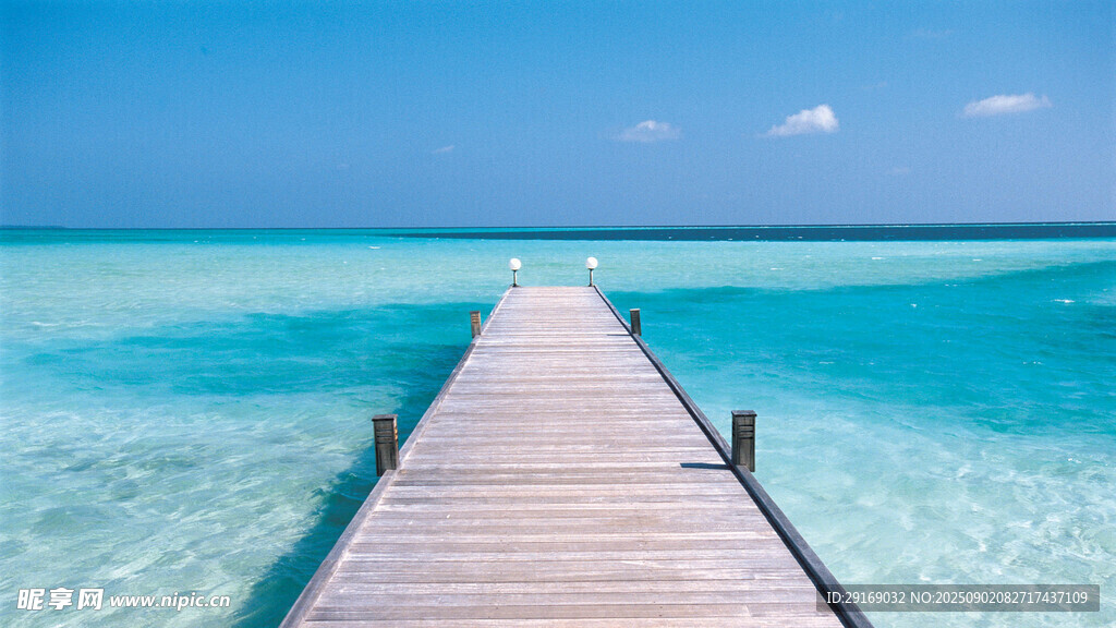 海边木栈道延伸至碧海蓝天