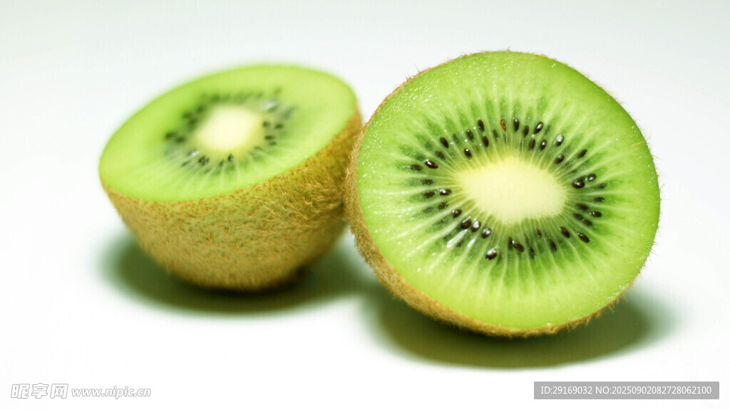 切开的新鲜猕猴桃