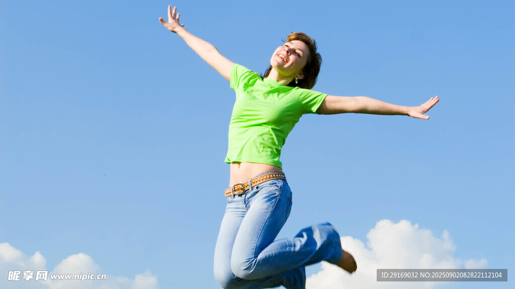 跳跃的快乐女孩
