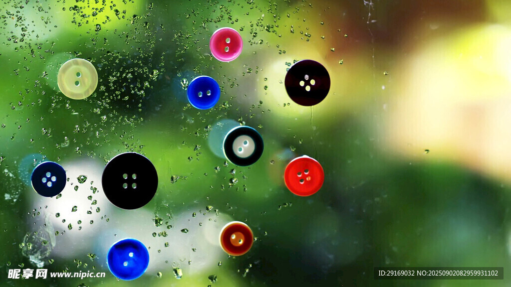 水珠覆盖的多彩按钮画面