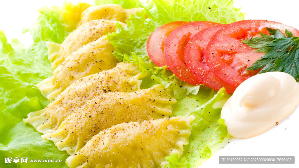 美味炸物配新鲜蔬菜