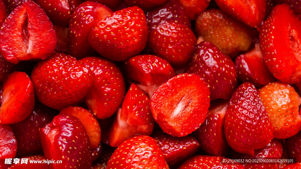 新鲜饱满的草莓特写