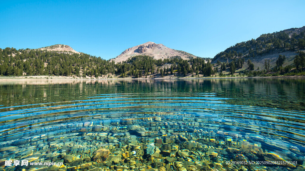 清澈湖水下的美丽山景