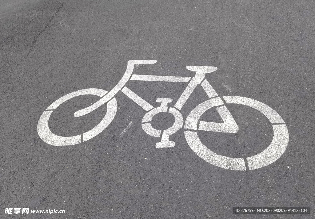 灰色衣物上的自行车印花