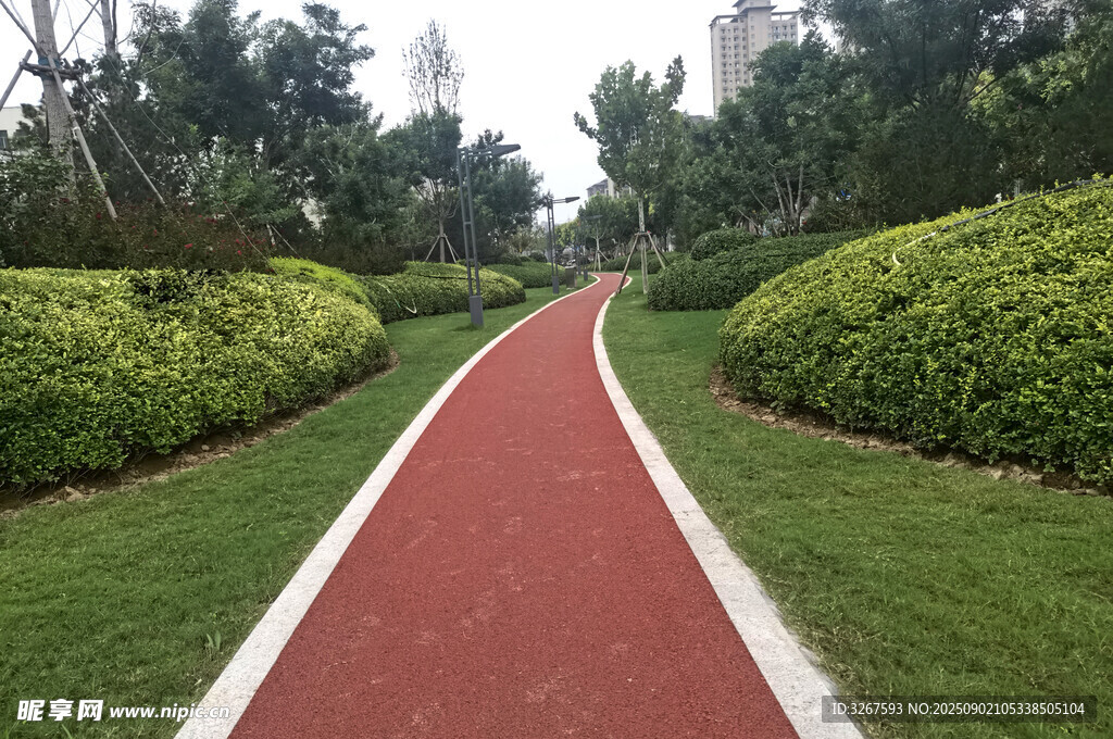 城市中的红色健身步道