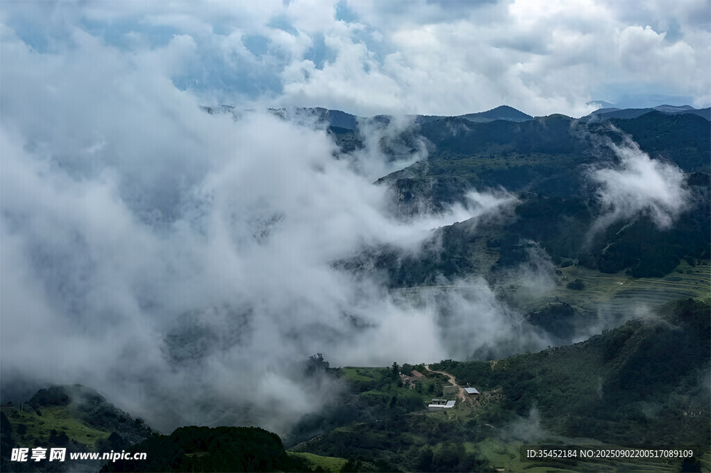 山间云雾