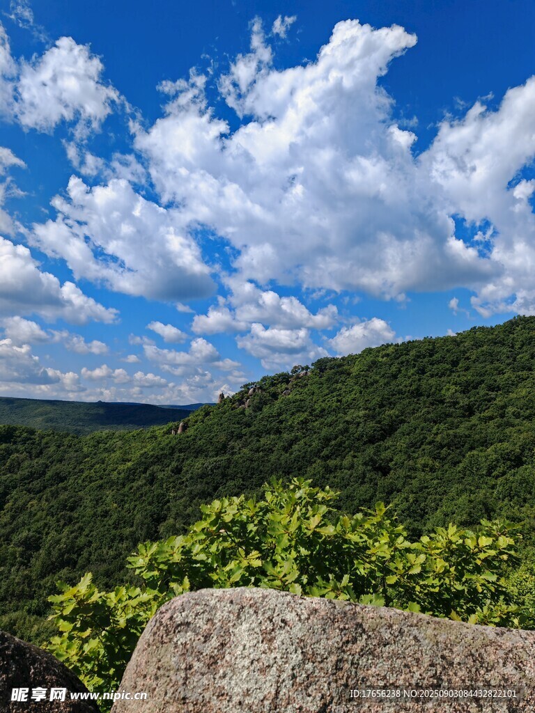 青山蓝天间的壮阔自然景观